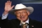 Ken Salazar dimitiría al Departamento del Interior, encargado de los parques nacionales y los territorios de los pueblos originarios. 